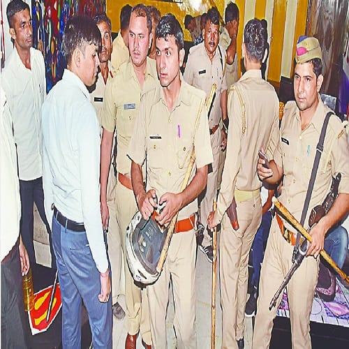 Hookah stirred at the notice of walking, police raid in hotels