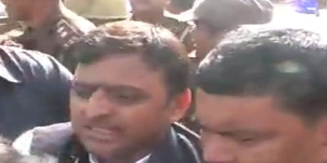akhilesh yadav clash with uttar pradesh police viral video