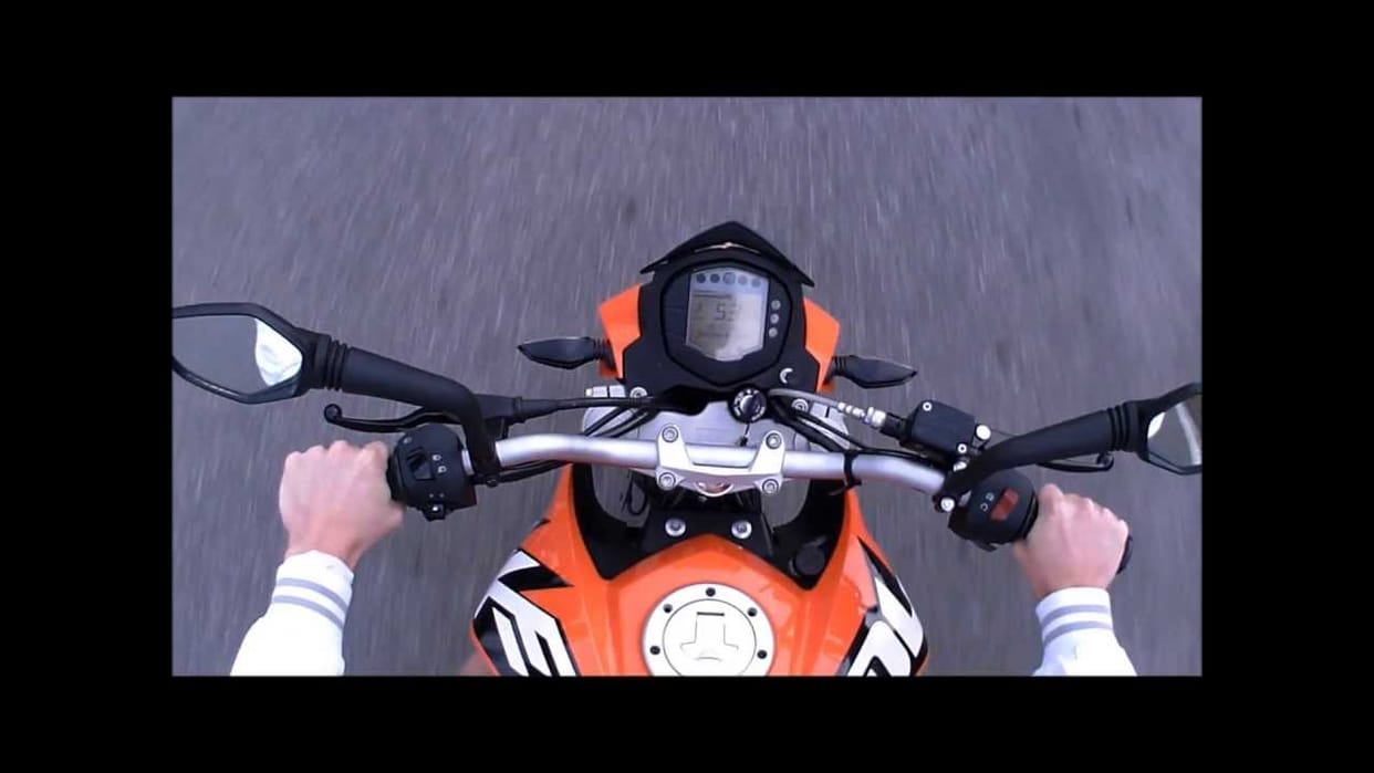 bike rider snach the chain from women