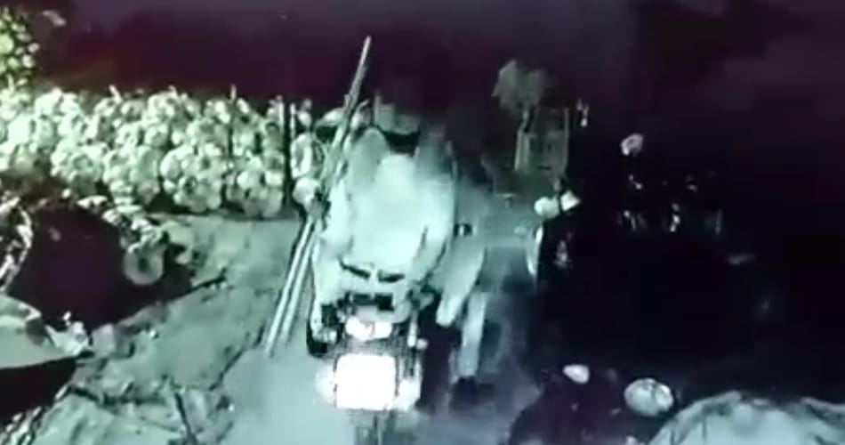 Two Haryana cops caught stealing melons, captured in cctv