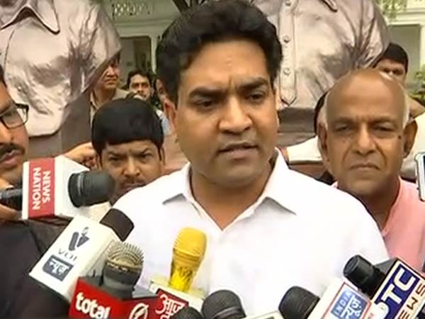 fight between aap mla and kapil mishra in delhi assembly 