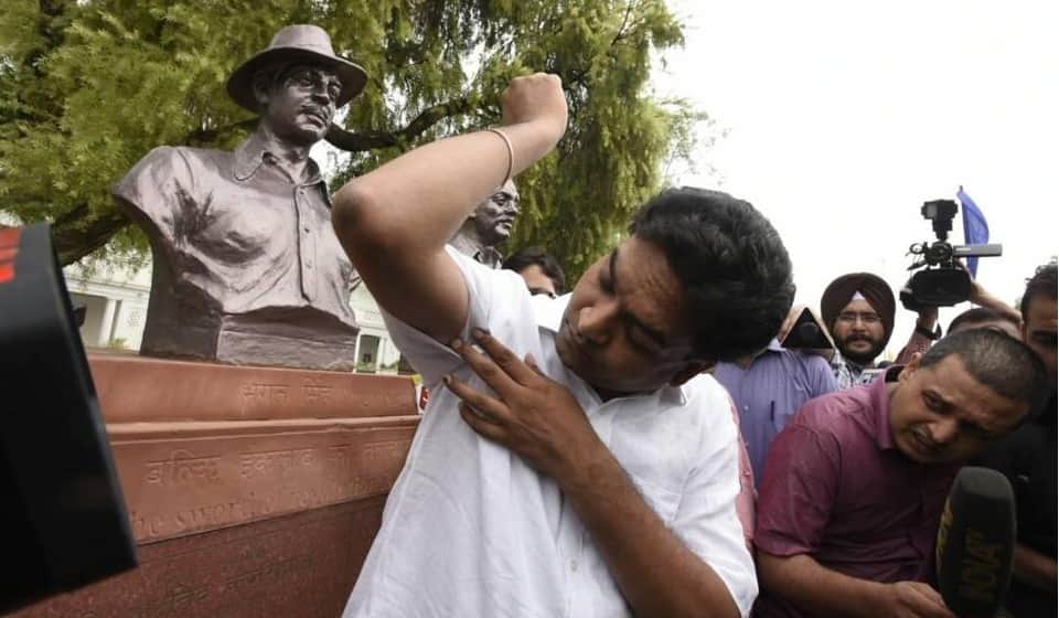 see photos how kapil mishra was taken out of delhi assembly by aam admi party leaders