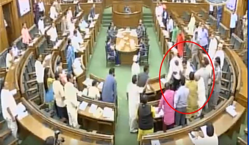 see photos how kapil mishra was taken out of delhi assembly by aam admi party leaders