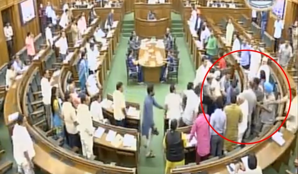 see photos how kapil mishra was taken out of delhi assembly by aam admi party leaders