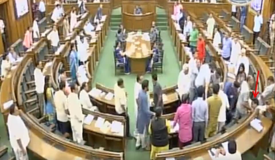 see photos how kapil mishra was taken out of delhi assembly by aam admi party leaders