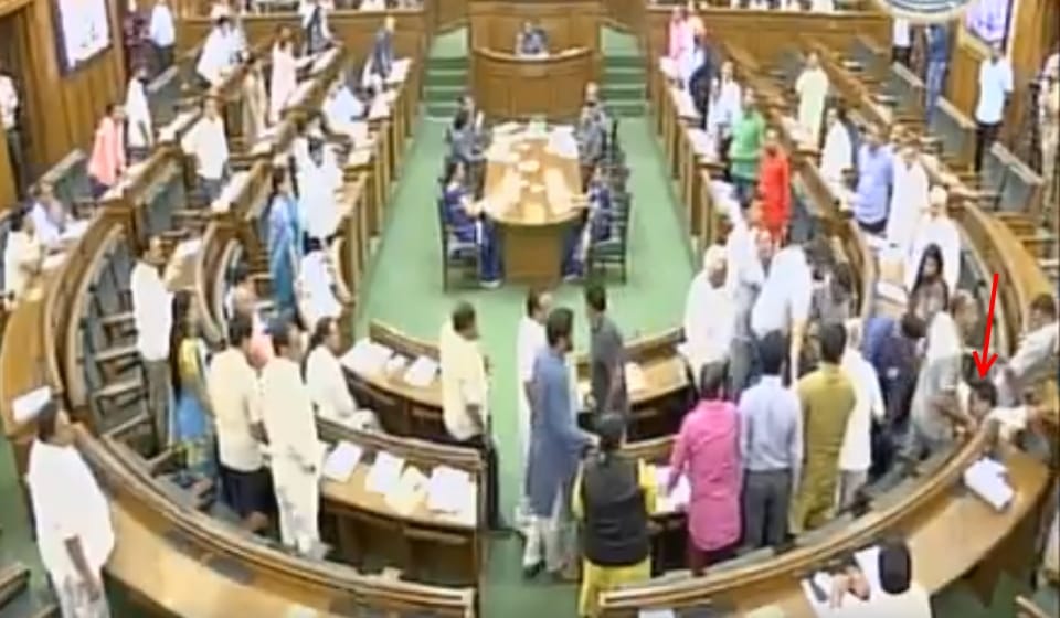 see photos how kapil mishra was taken out of delhi assembly by aam admi party leaders