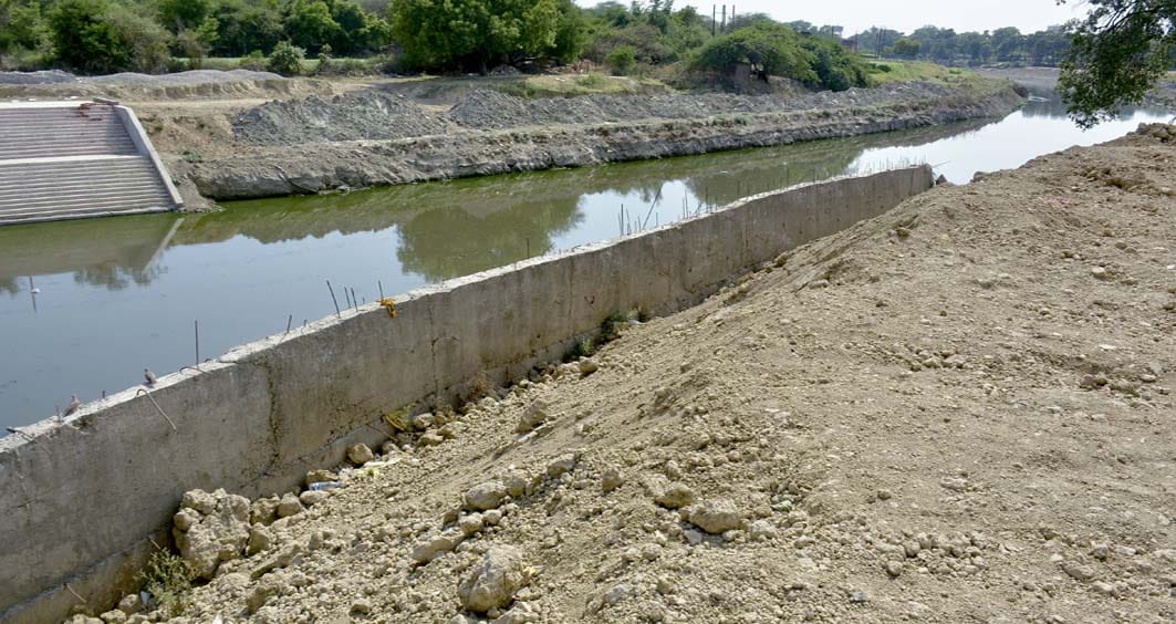 illeagal occupation of land at varanasi varuna river