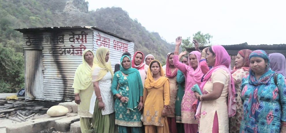 Women set liquor shop on fire in Himachal Bilaspur