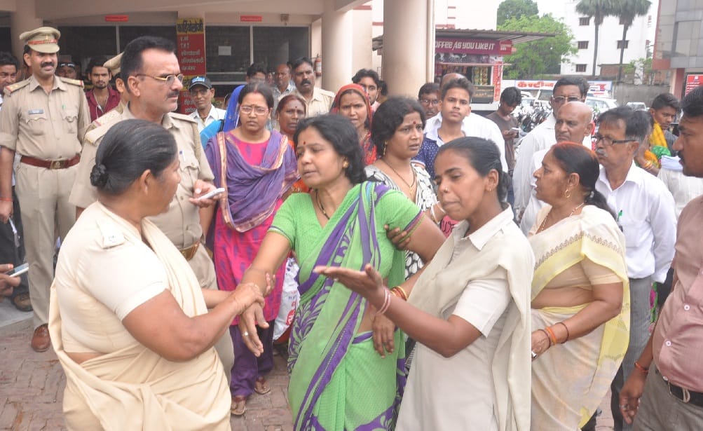 Attentdents held protest after death of patients in Savitri hospital