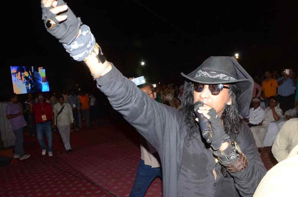 singer vinod rathode perfromance at sur ganga music festival