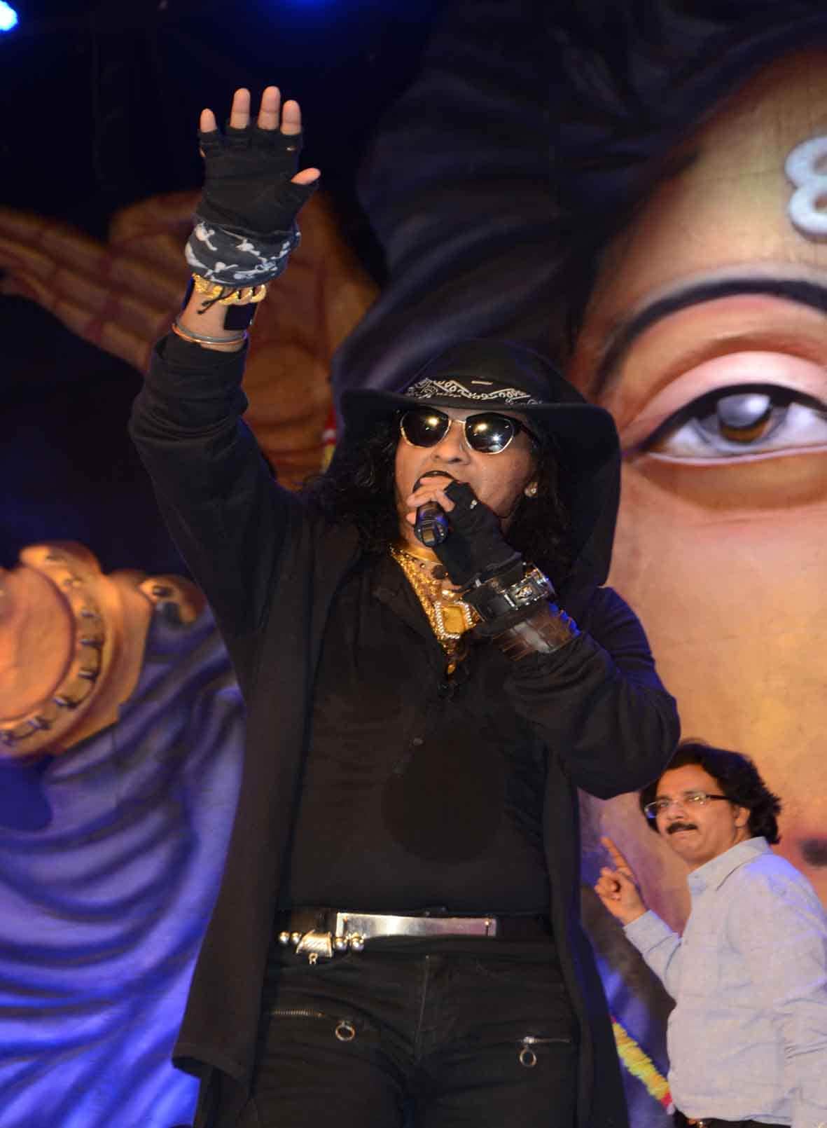 singer vinod rathode perfromance at sur ganga music festival