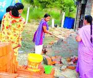 Women ransack wall of liquor shop