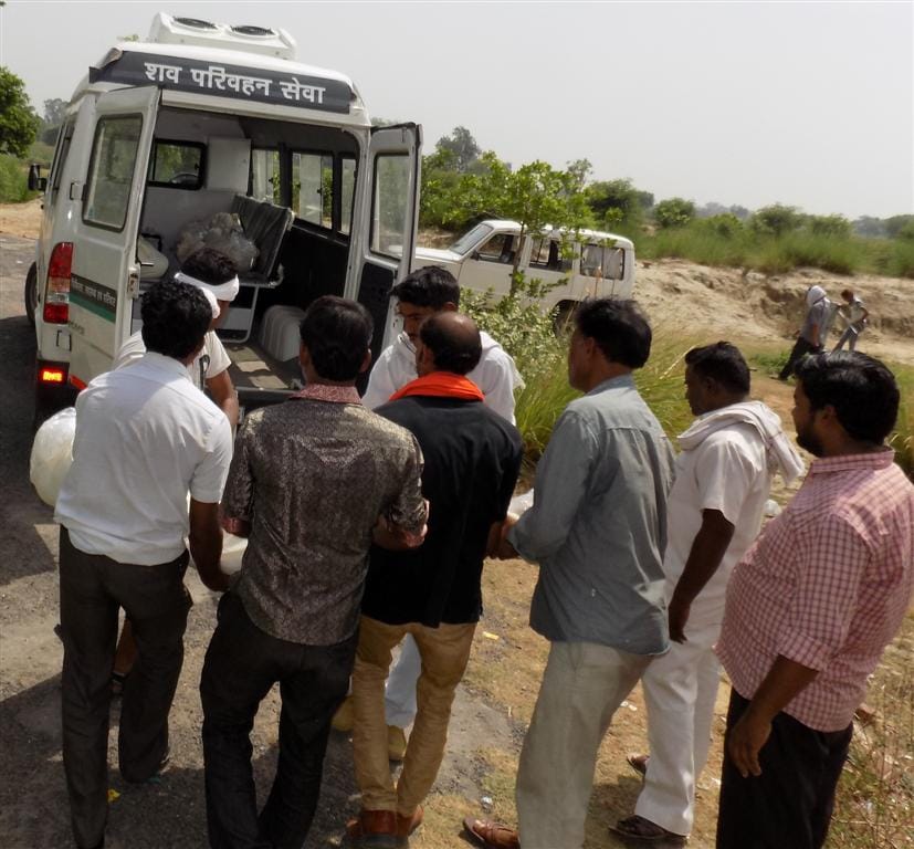 hathraa Roadways bus hit car at Express Way, six die