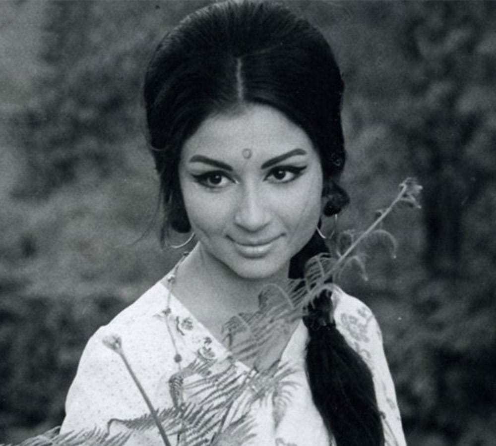 veteran actress sharmila tagore was mad for shashi kapoor know this intersting fact 