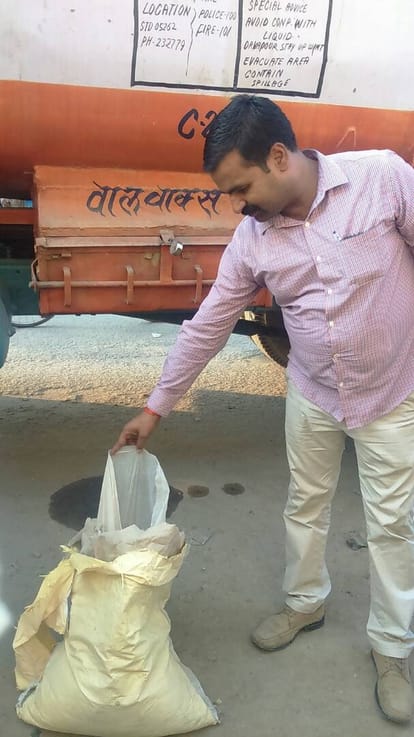 police caught a tanker with indian oil logo in varanasi