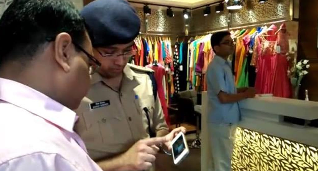 theft in kanpur near police chowki