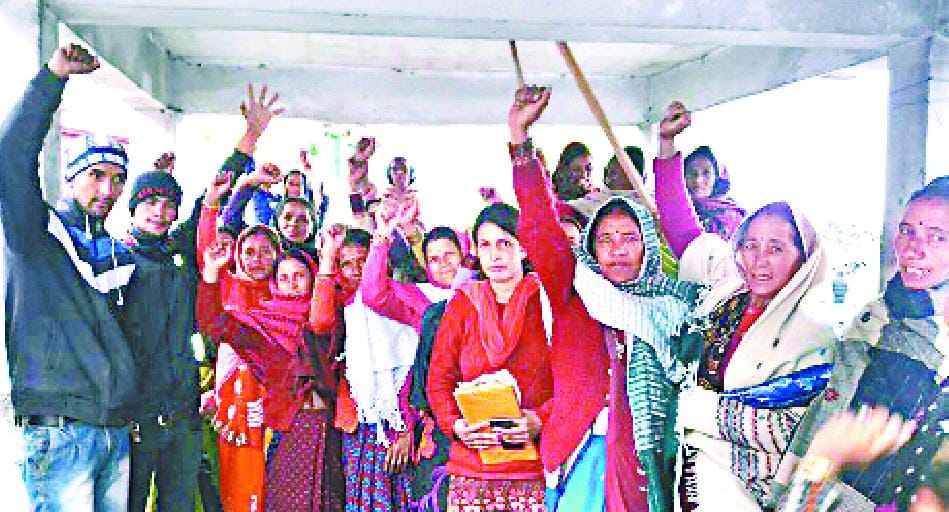 woman fasting against liquor shop