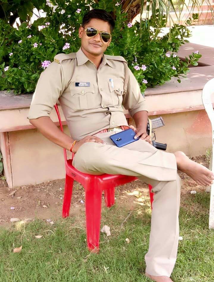 cop ram naresh yadav photo session on duty goes viral 