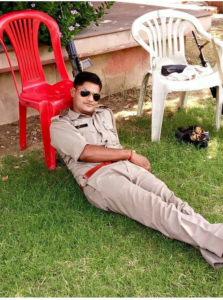 cop ram naresh yadav photo session on duty goes viral 