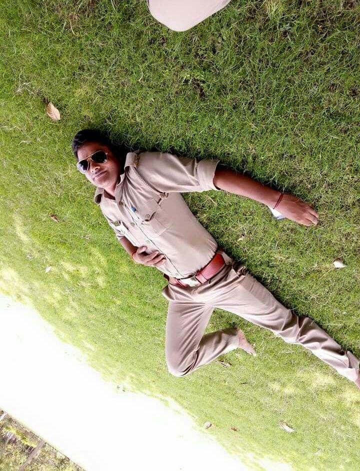 cop ram naresh yadav photo session on duty goes viral 