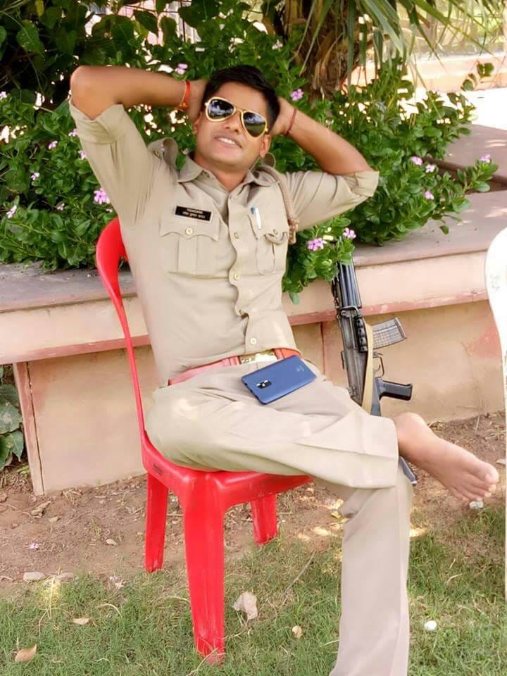 cop ram naresh yadav photo session on duty goes viral 
