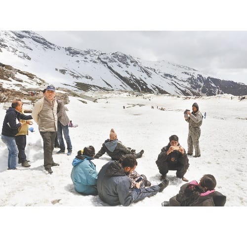 Fresh snowfall at rohtang pass manali
