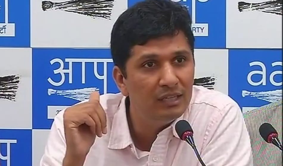 APP blames BJP for using MCD hoardings for advirtisement without paying any cost and BJP attacks back calling it a way to divert DTS bus purchase scam