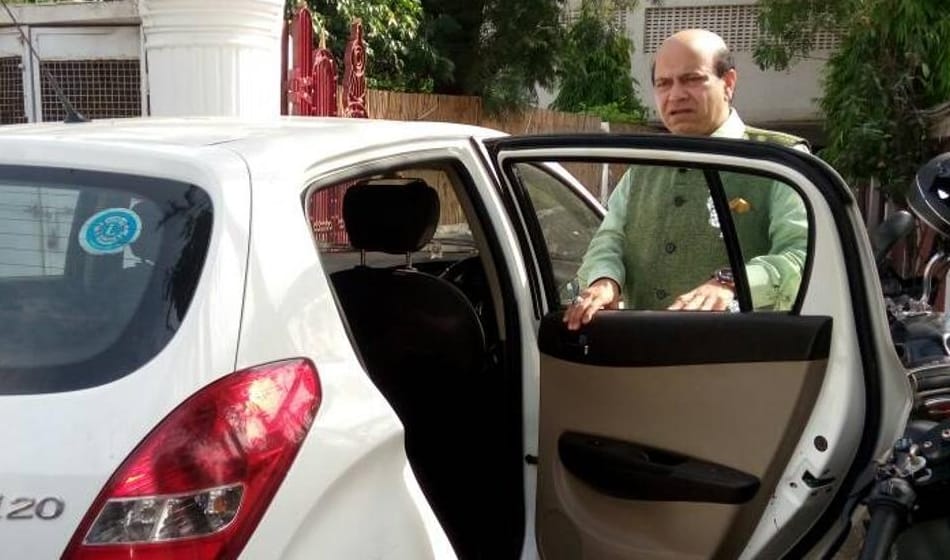 former bjp mla vijay jolly robbed while having golgappas in south delhi