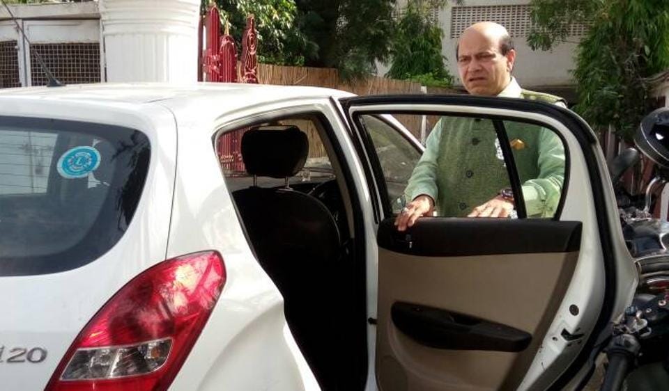 BJP leader Vijay Jolly robbed while having golgappas, thieves sped away with camera and laptop