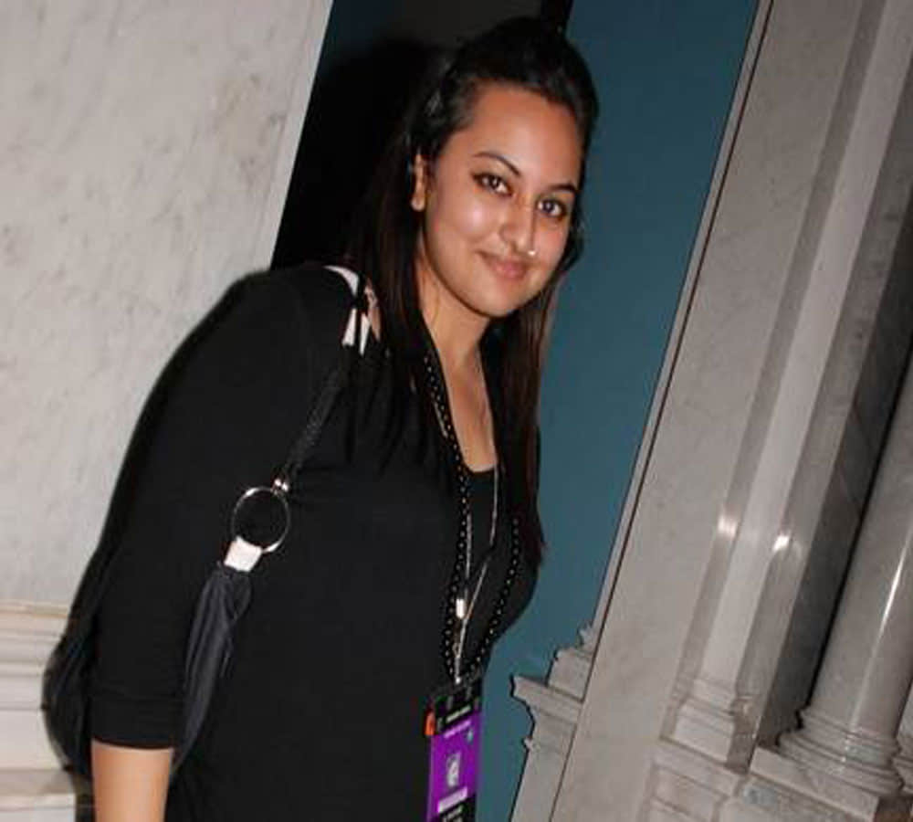 Kalank actress Alia Bhatt and Sonakshi Sinha childhood and teen age photo