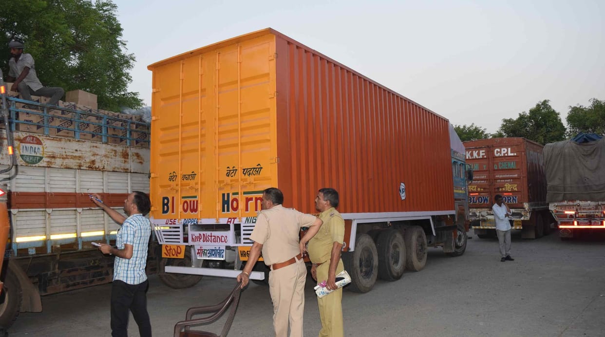 haryana, rohtak, crime, five truck liquor bottles seized