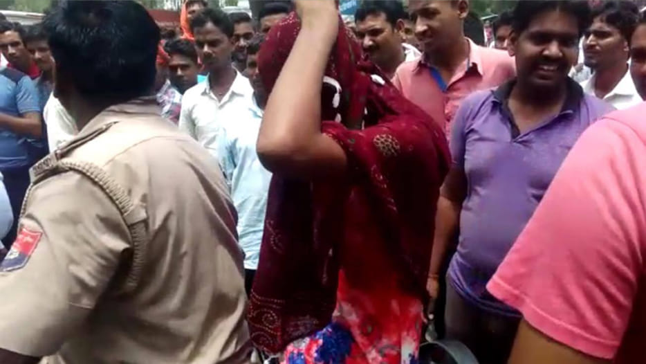 girlfriend arrest with gun in kanpur