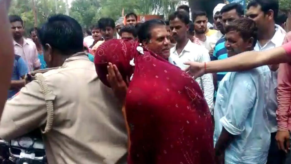 girlfriend arrest with gun in kanpur