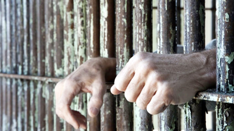 prisoner body hangs on hanging