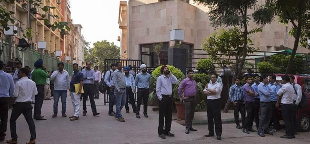 people ran out of home after two earthquakes shrinks north India in early morning