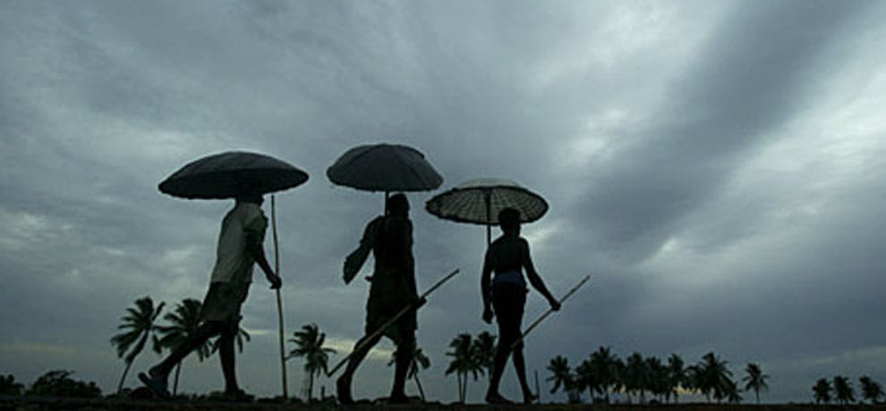 Heavy rain, mercury dips to 4 degrees