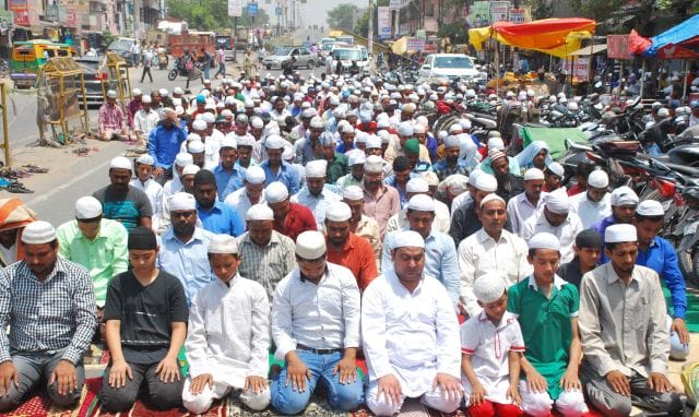 Lakhs of Muslims pray before Zuma for Ramadan