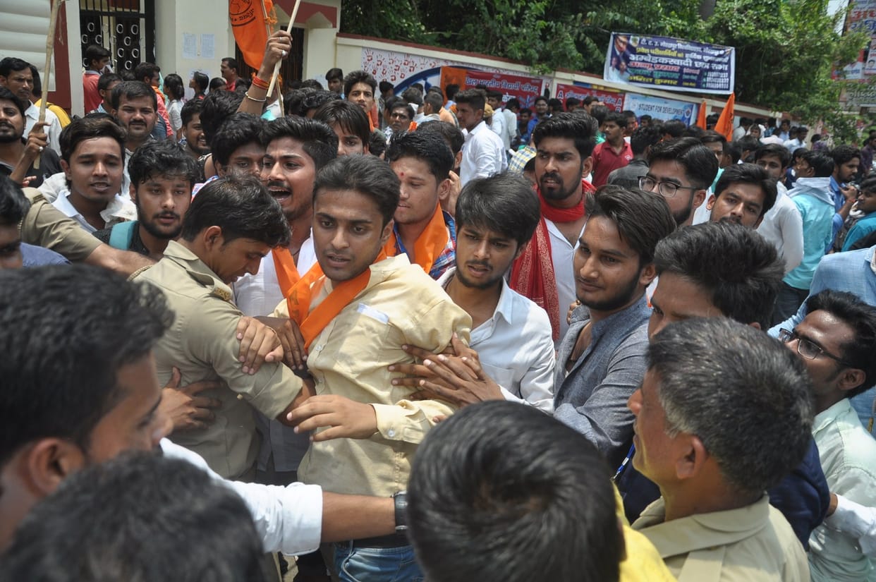 Students leader fight at gorakhpur university gate