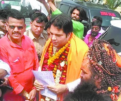 varun gandhi says politics should not be on religions.