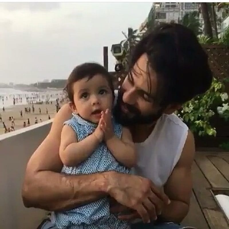shahid kapoor and kareena kapoor khan teaching something special to meesha and taimur ali khan