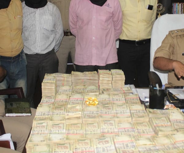 1 crore old currency seized by lucknow gazipur police