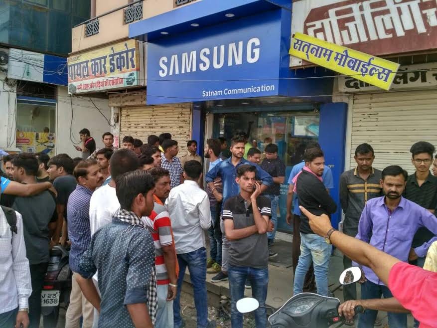 mobile theft from mobile showroom in sikar
