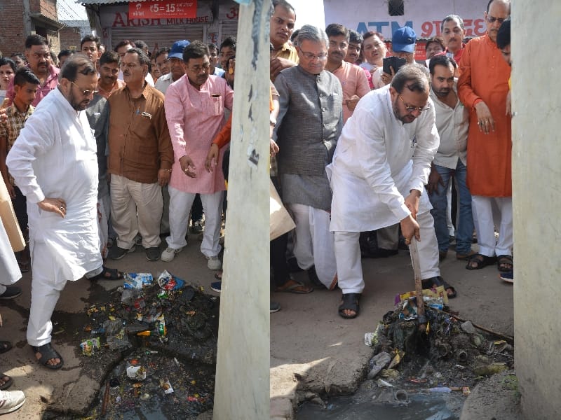uttar pradesh cabinet minister cleans sewer in Lucknow.