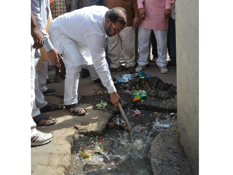 uttar pradesh cabinet minister cleans sewer in Lucknow.