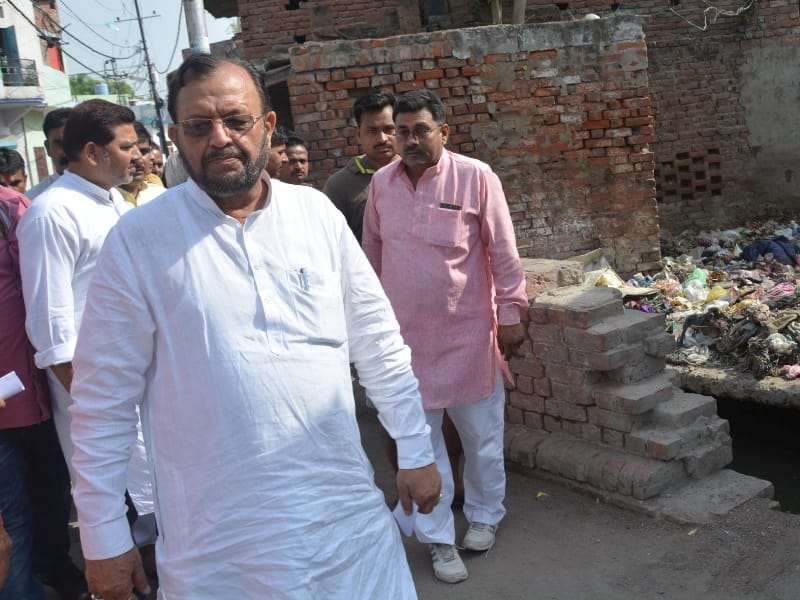 uttar pradesh cabinet minister cleans sewer in Lucknow.