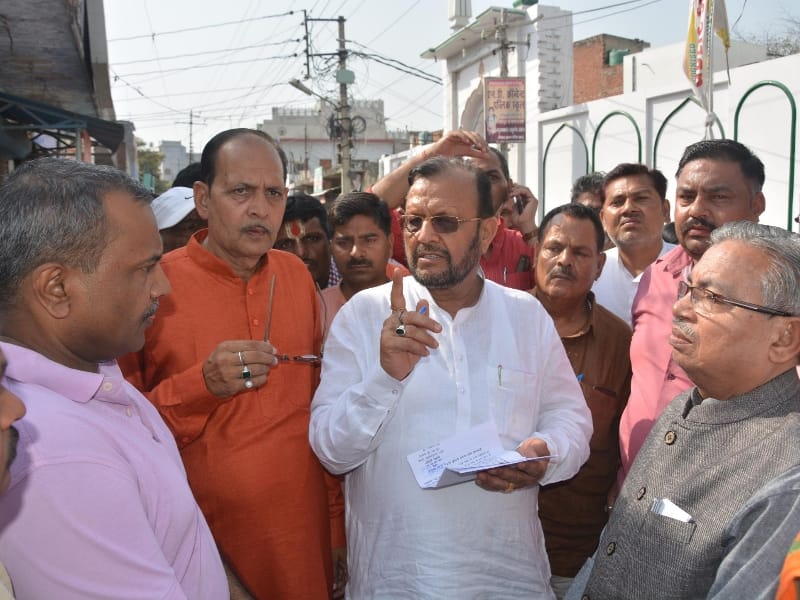 uttar pradesh cabinet minister cleans sewer in Lucknow.