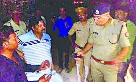 Three police picks got robbed with green signal