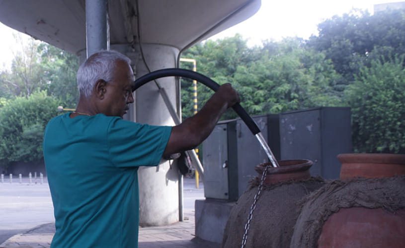 68 years old retired engineer Alag Natarajan 'matkaman' quenches thirst of South Delhi