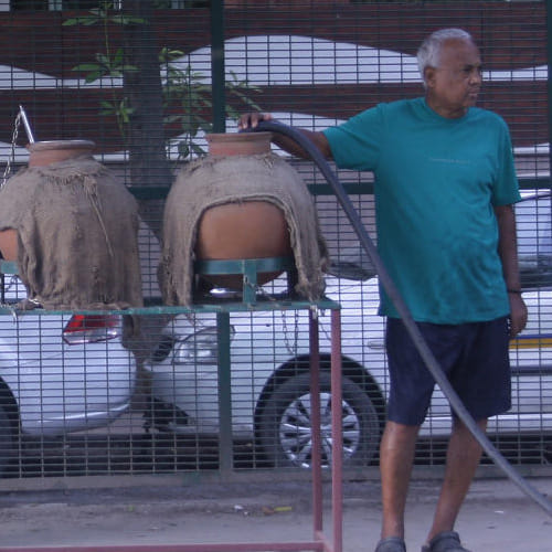 68 years old retired engineer Alag Natarajan 'matkaman' quenches thirst of South Delhi