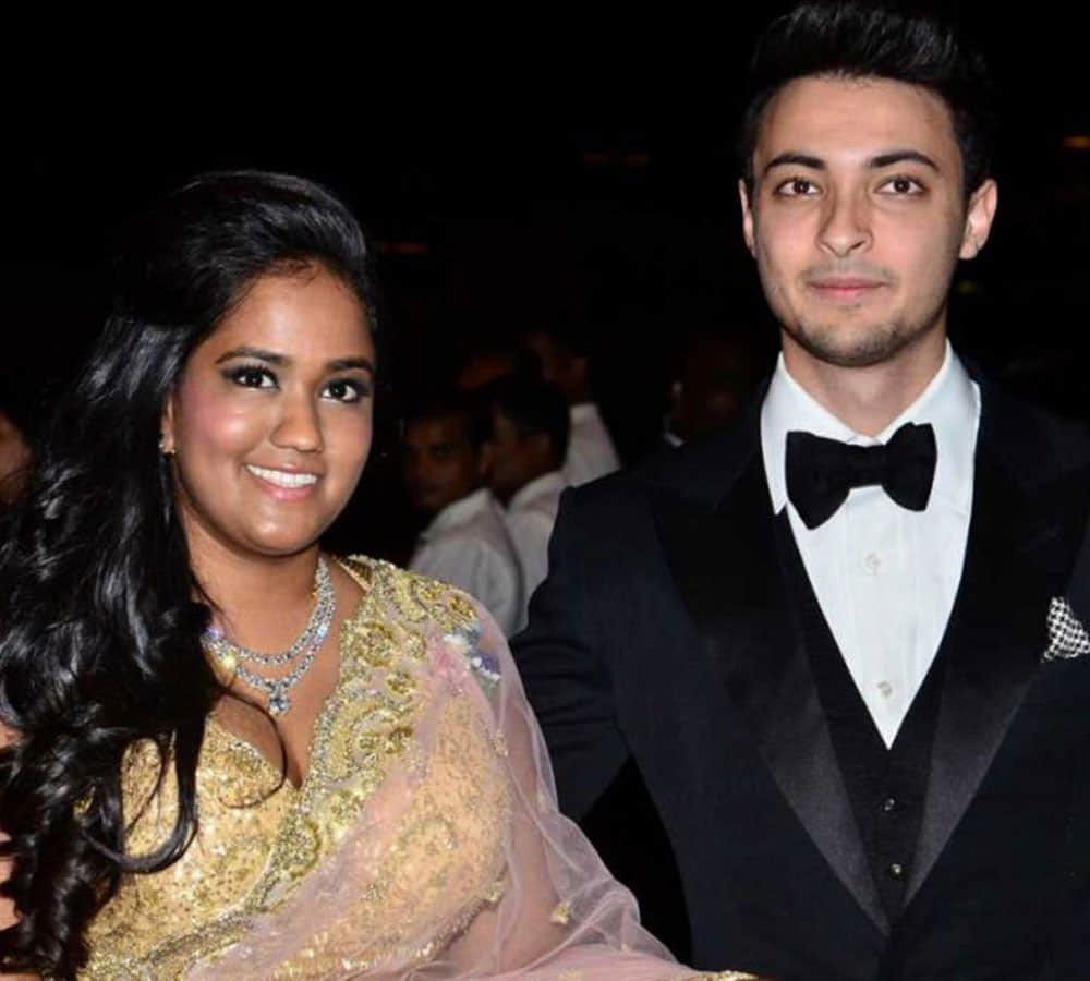 salman khan sister Arpita khan sharma breaking plates at this restaurant with her friends